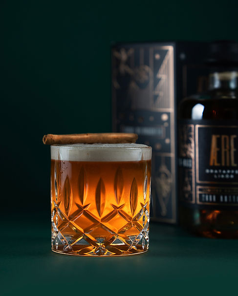 AERE Bratapfel Drink Rezept in mystisch leuchtendem Glas
