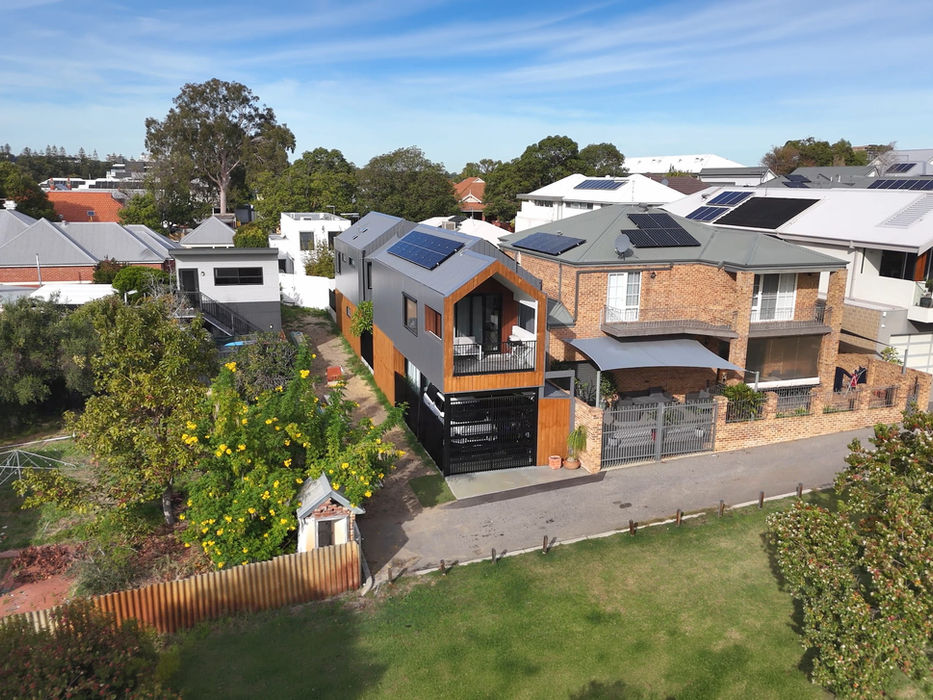 Modern narrow home with solar panels by SIPs By Design