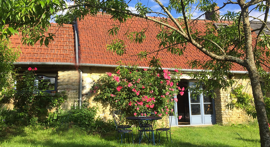 maison-fleurs-pêcher-salon de jardin