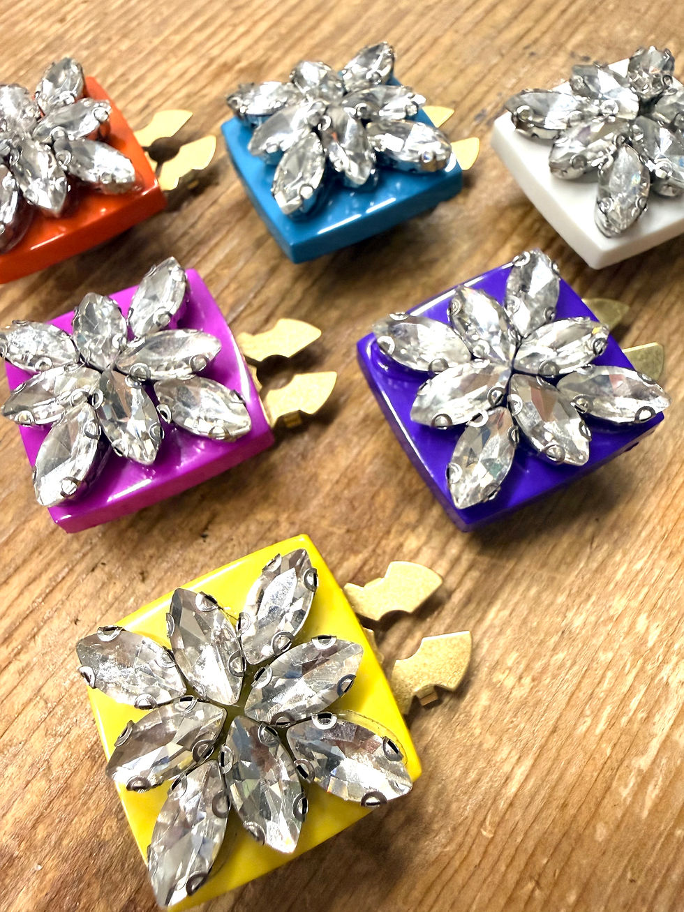 Miniatura: Copri bottone gioiello con cristalli applicato su camicia bianca elegante