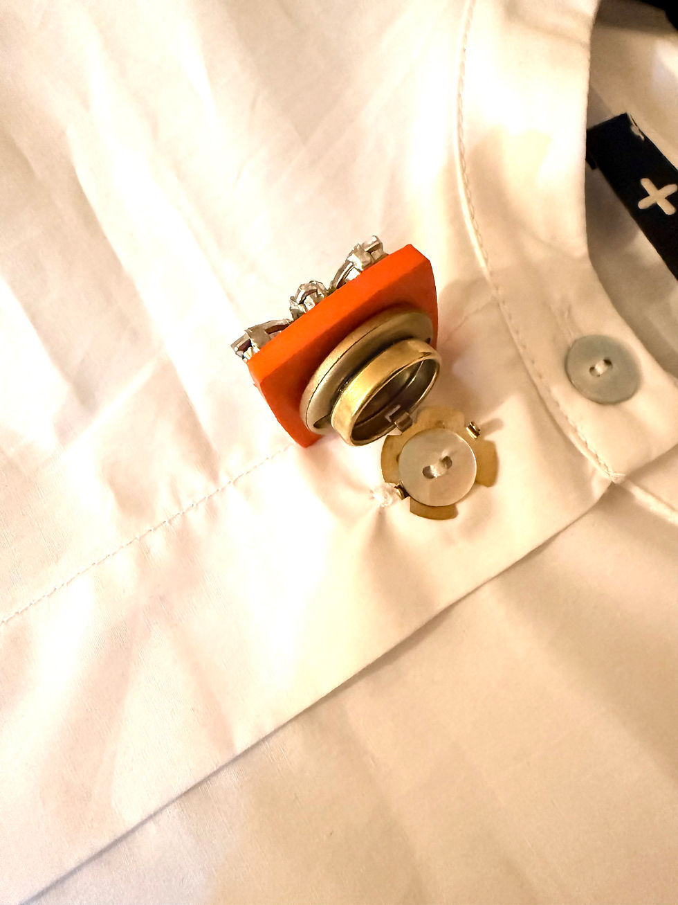 Copri bottone gioiello con cristalli applicato su camicia bianca elegante