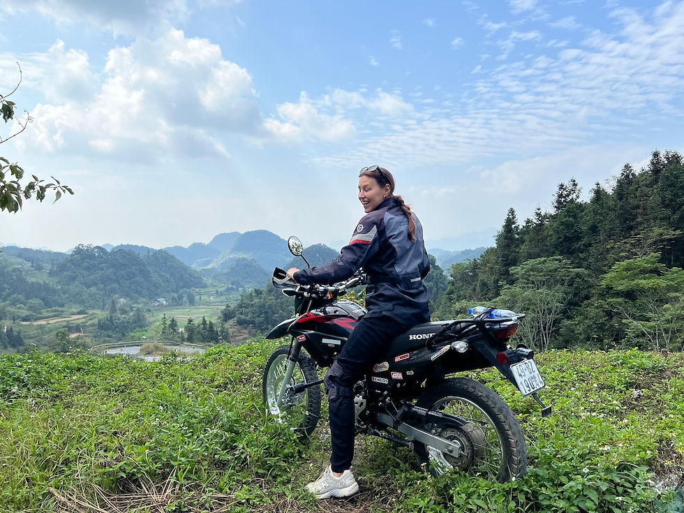 Motorradfahrer auf kurviger Straße in den Bergen von Vietnam