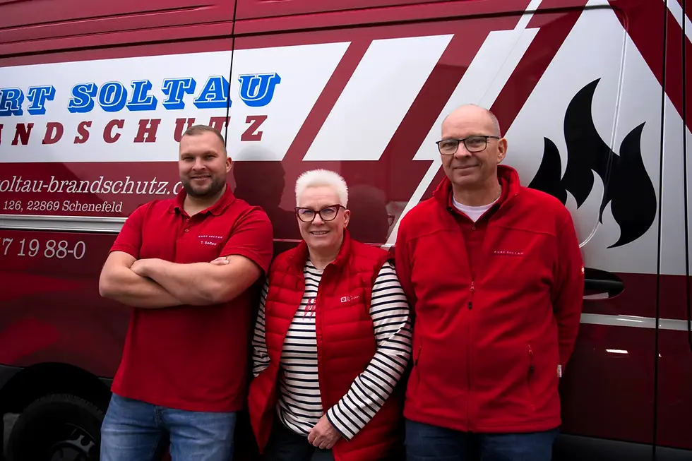 Das Team von Kurt Soltau Brandschutz in roten Firmen-T-Shirts