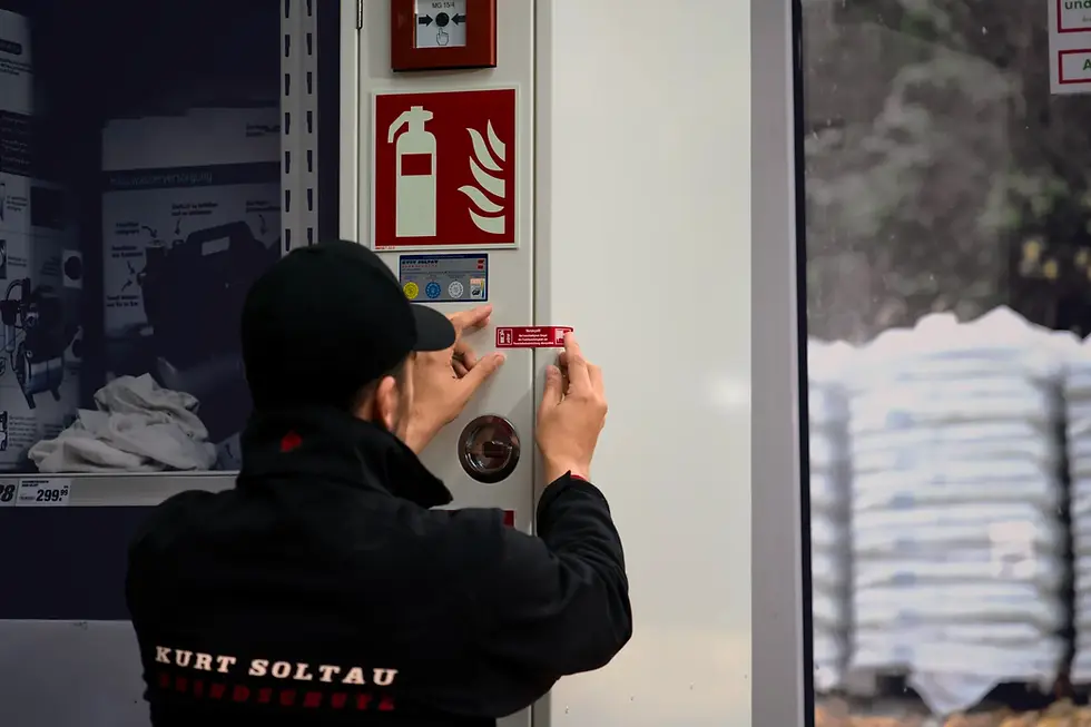 Techniker prüft einen Löschwasserentnahmepunkt