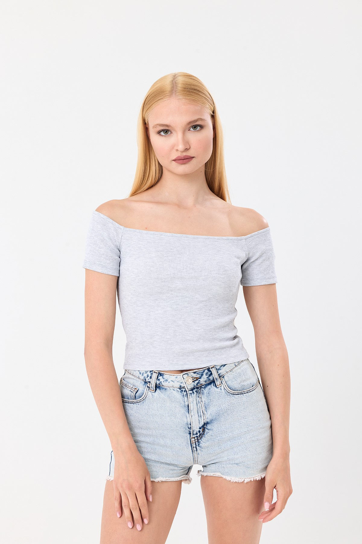 Omzu açık kısa kollu crop t-shirt