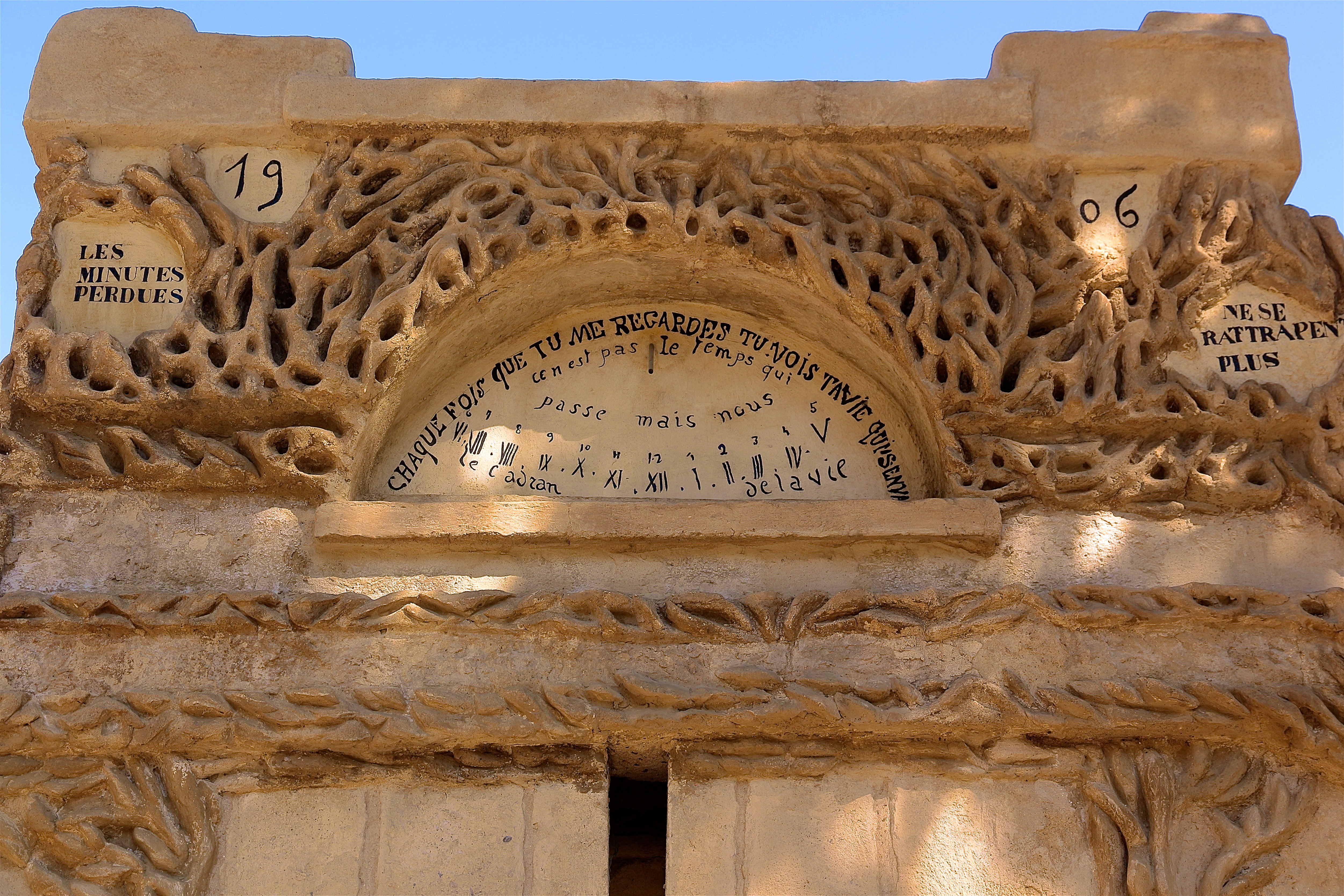 le cadran solaire face au Palais