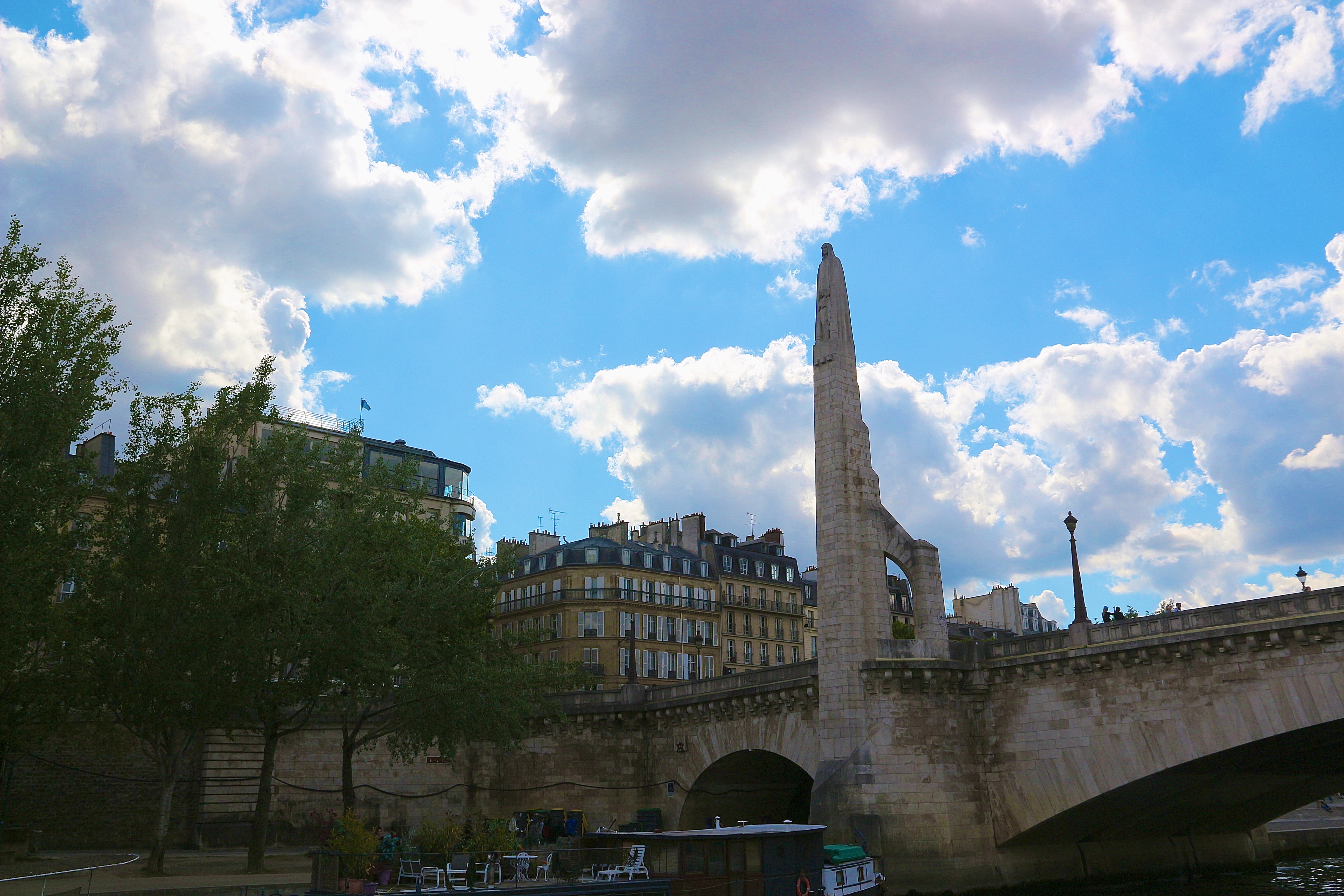 la statue de Sainte Geneviève