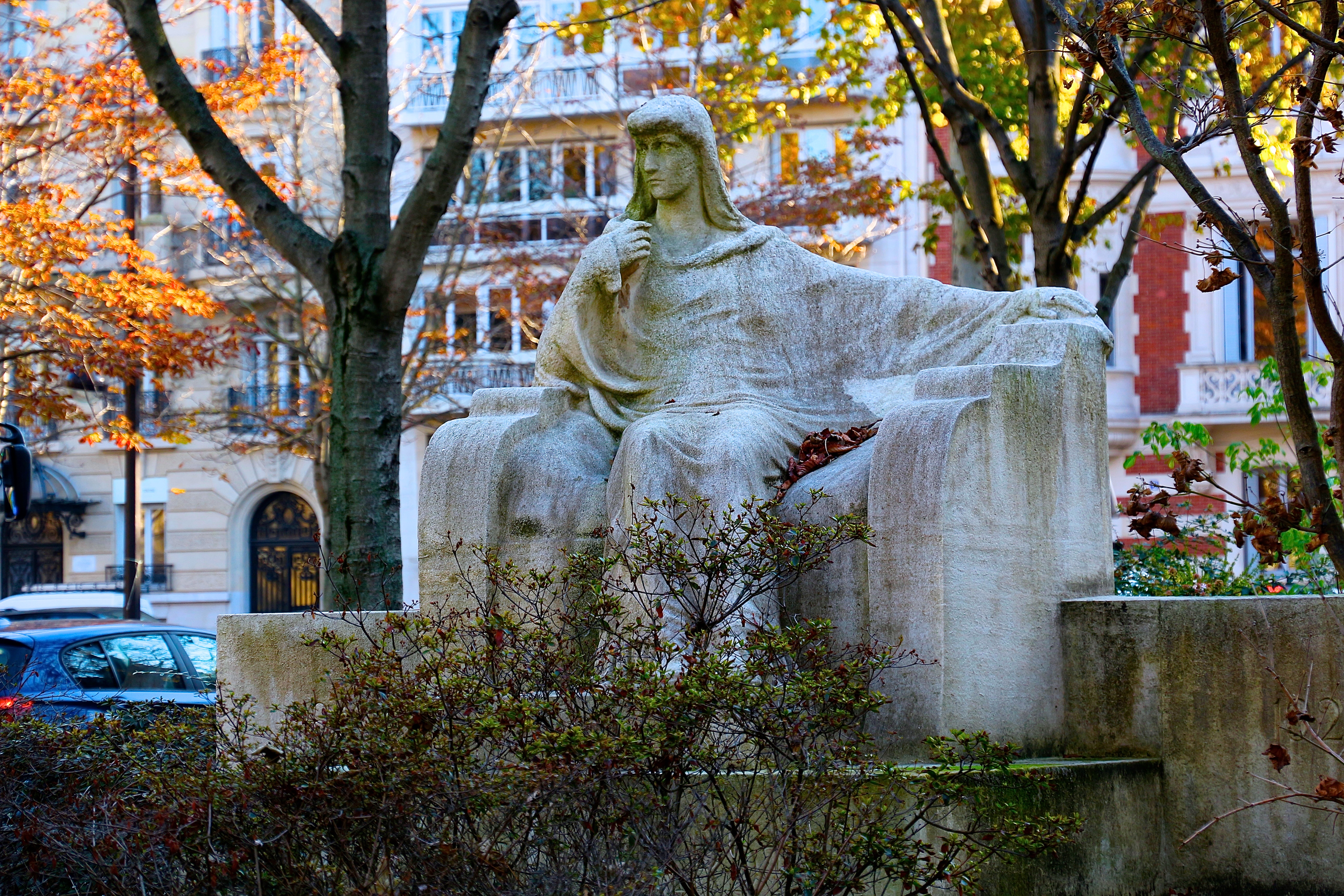 le monument à Sarah-Bernardt