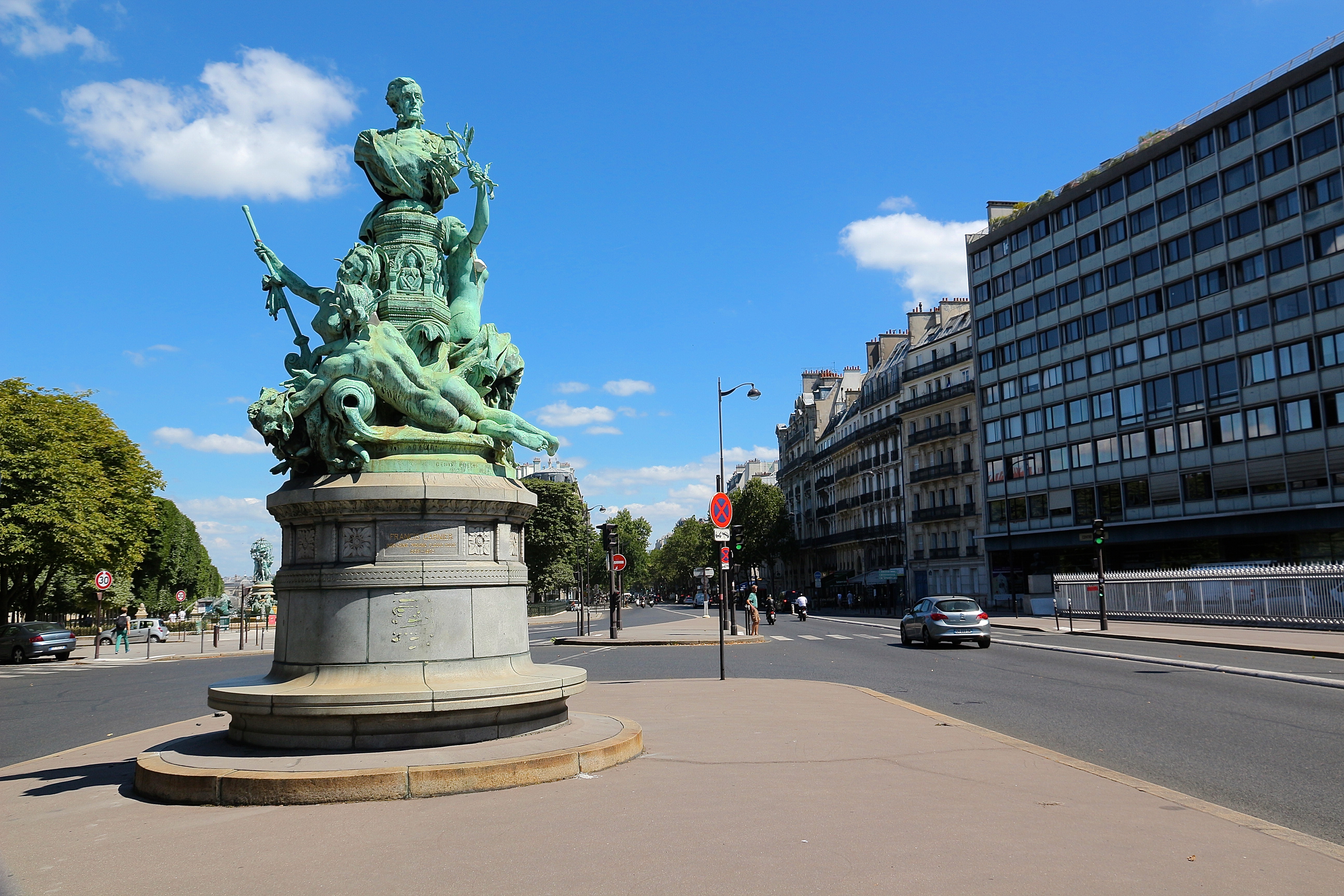 le monument à Francis Garnier