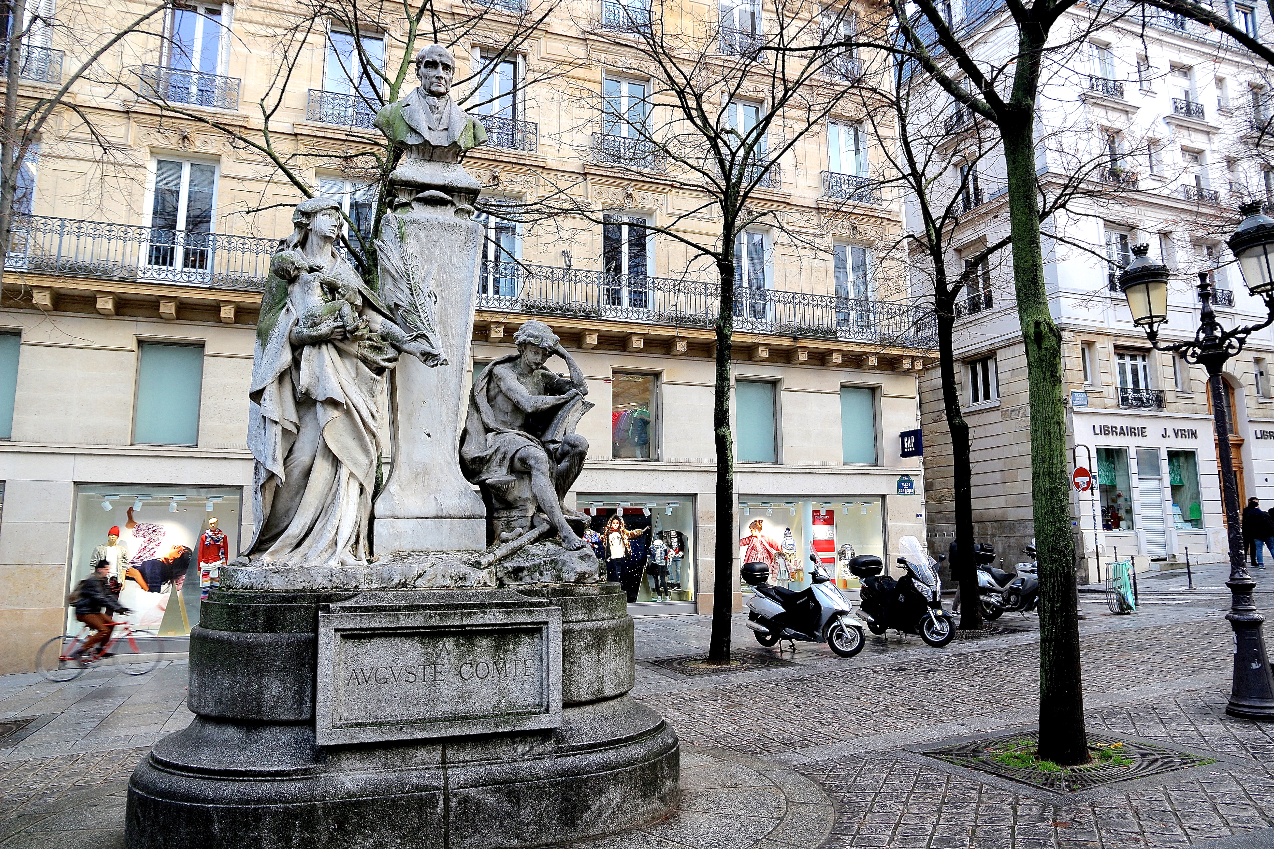 le monument à Auguste Comte