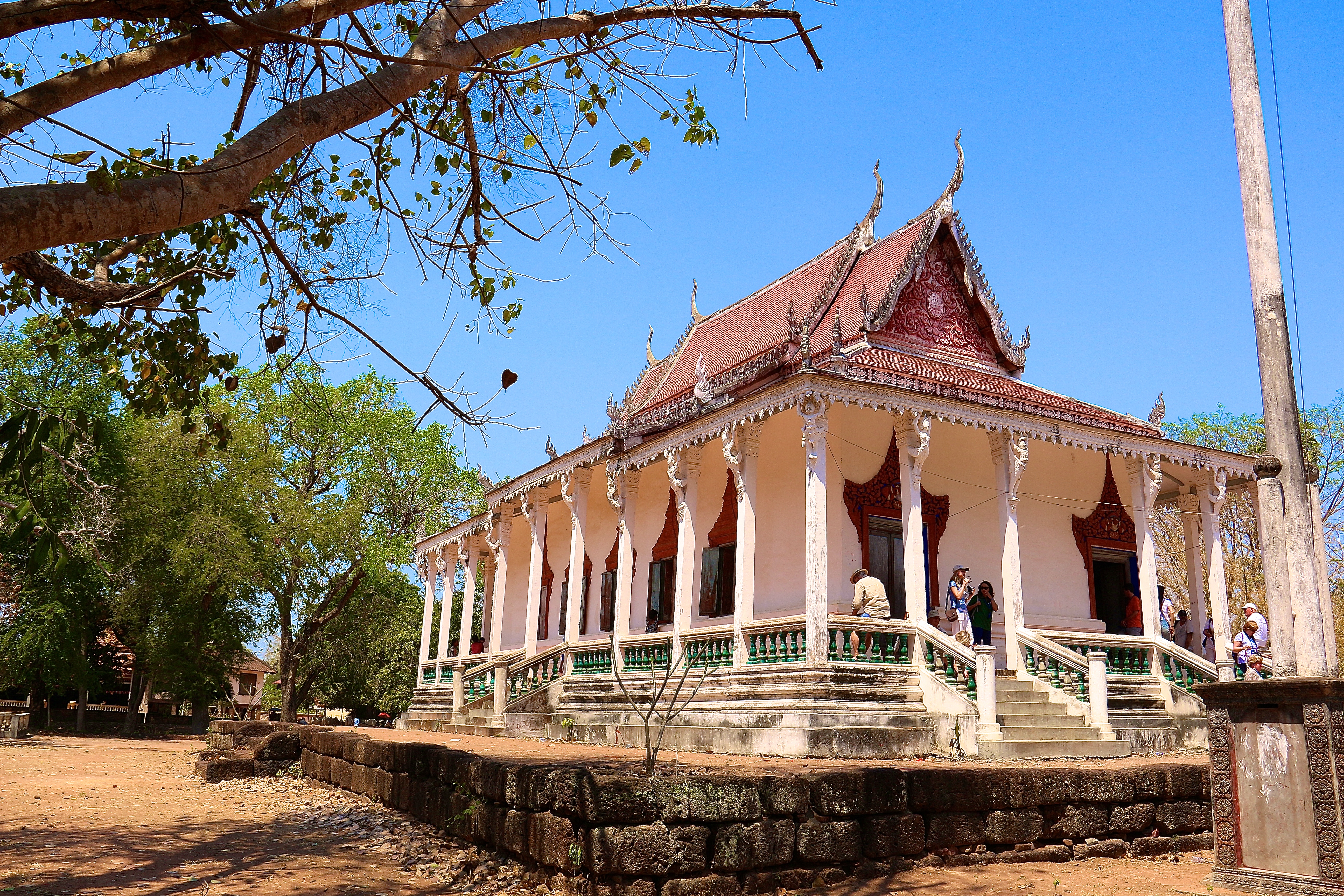 KAMPONG TRALACH