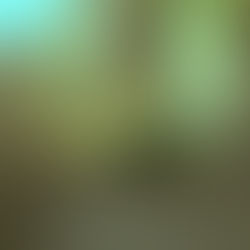 Rapero EneHHe sentado en escalera por santiago con estilo urbano