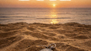 Portada de álbum "DSTE" con paisaje de playa al atardecer, reloj sobre la arena y lista de canciones. Tono cálido y nostálgico.