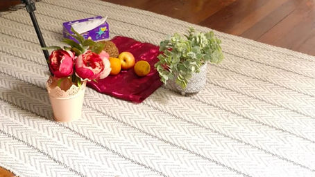 Una alfombra con plantas y frutas