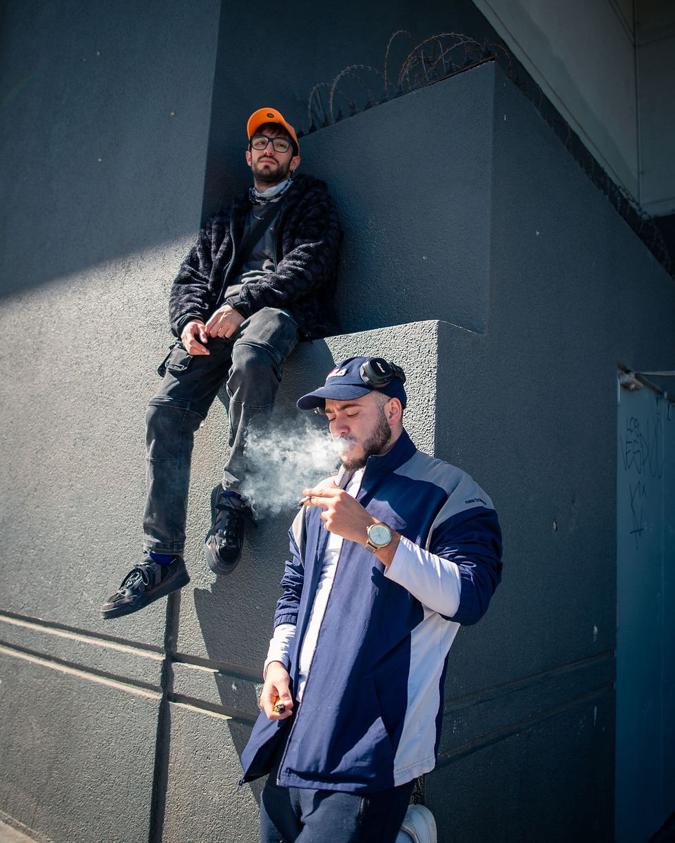 Fóto de 2 jovenes holgazaneando