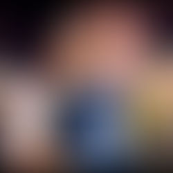 Chileno con su bandera en la espalda en una feria en estados unidos