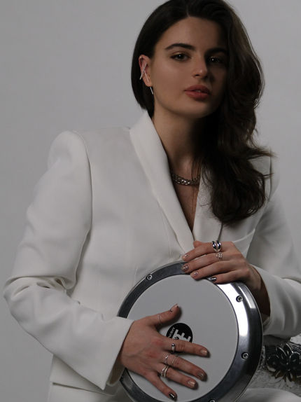 Zaera George darbuka