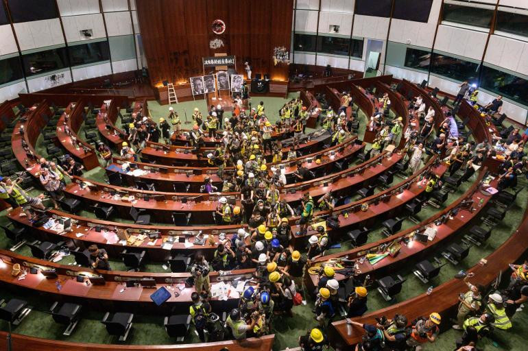 Los manifestantes abandonan al parlamento de Hong Kong luego de advertir que la policía entraría a retomar el control. Foto: Anthony Wallace, AFP