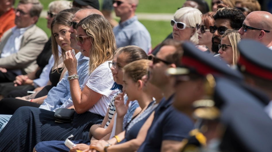 Los sobrevivientes y familiares que perdieron a sus seres queridos en el ataque con disparos de Danforth, son fotografiados durante una conmovedora conmemoración del tiroteo de Danforth en Withrow Park en Toronto el domingo 21 de julio de 2019. LA PRENSA CANADIENSE / Tijana Martin