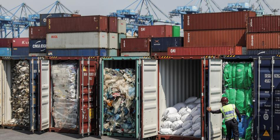 La polémica inició desde 2013, cuando varios contenedores fueron etiquetados como si tuvieran material reciclable, pero en realidad contenían basura doméstica. Foto: EFE