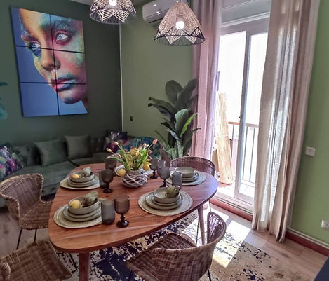 Acollidora zona de menjador i sala d’estar amb decoració càlida a l’OASIS Apartment de Montgat, a prop del passeig marítim.