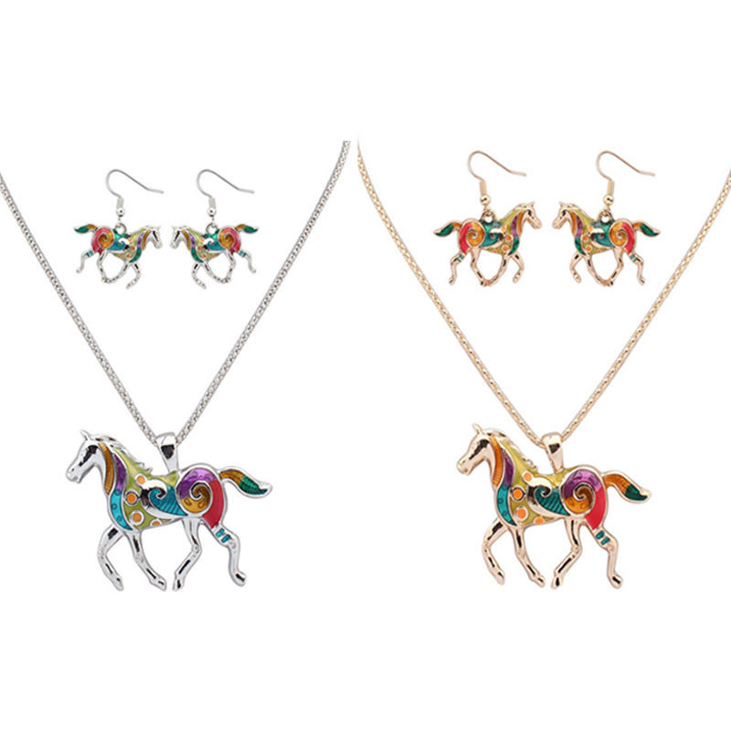 Conjunto de joyería de collar con colgante y aretes de caballo