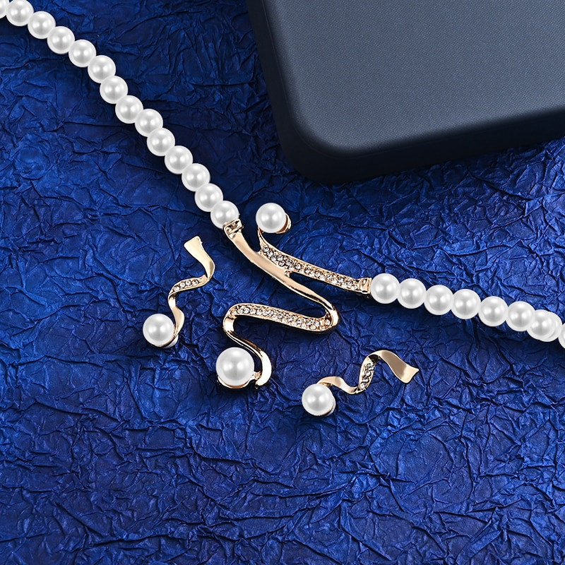 Set collar y aretes con perlas blancas y cristales zirconia cúbica