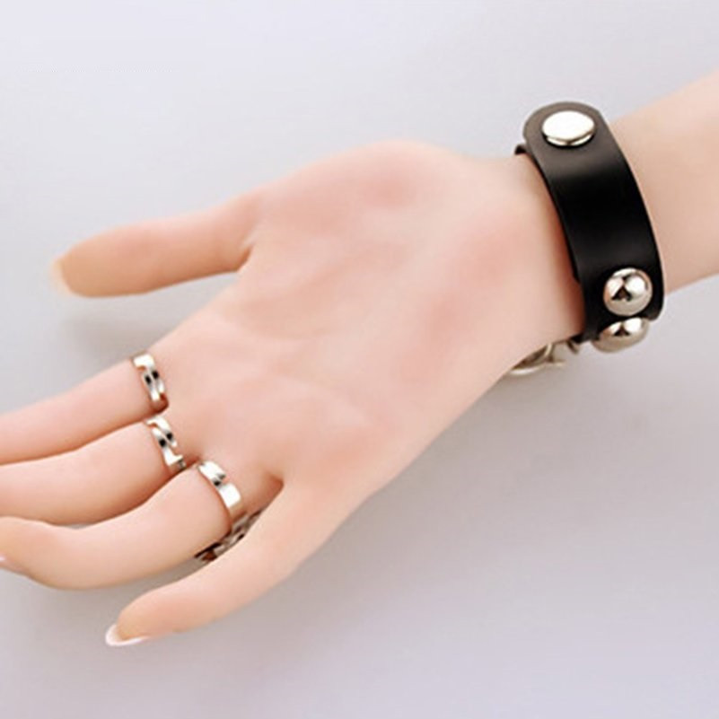 Muñequera brazalete con anillos lobo y calaveras