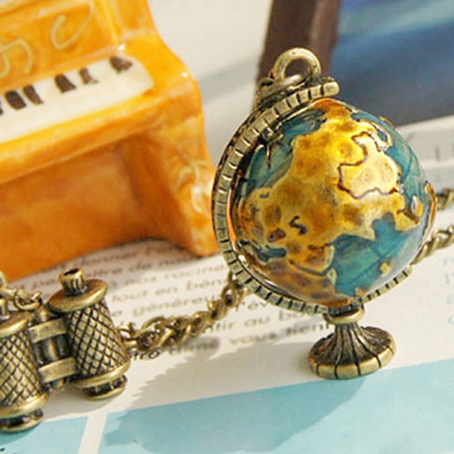 Collar y colgantes globo terráqueo y binoculares