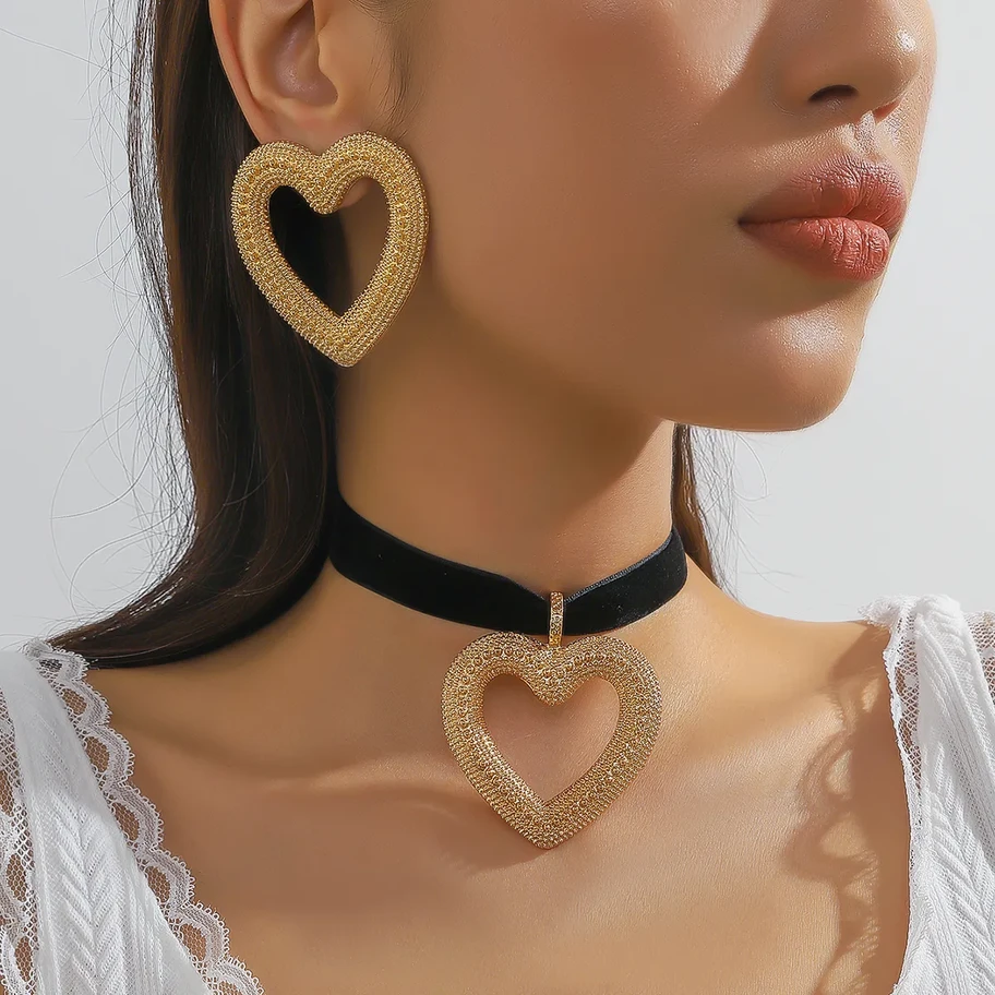 Conjunto gargantilla y aretes corazón