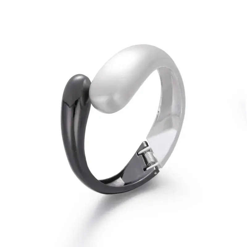 Brazalete geométrico para mujer