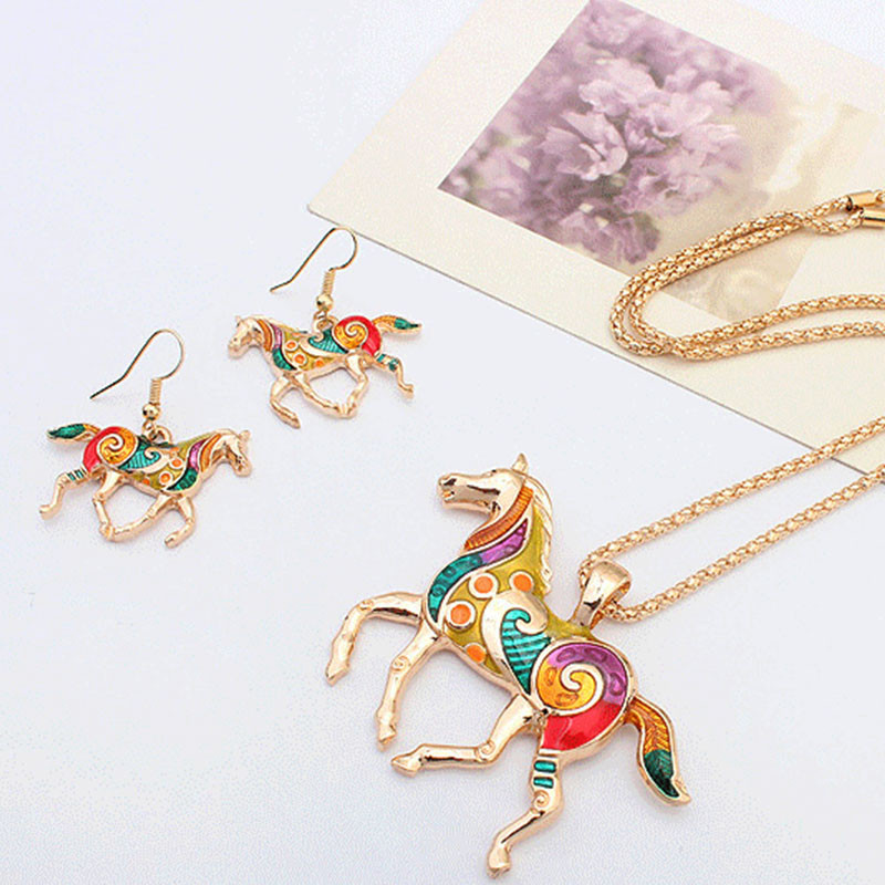 Conjunto de joyería de collar con colgante y aretes de caballo