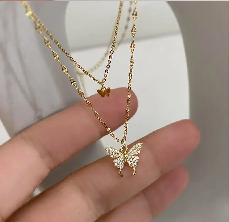 Thumbnail: Collar multicapa con mariposas y cristales