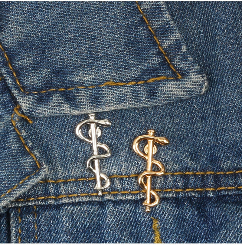 Thumbnail: Broche pin Vara de Asclepio con serpiente enrollada