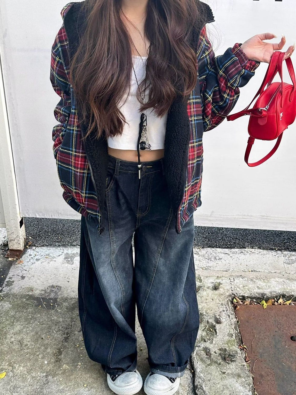 Thumbnail: Stylish Chic Elegant Embroidered Patchwork Jeans Women Vintage Washed Draping De
