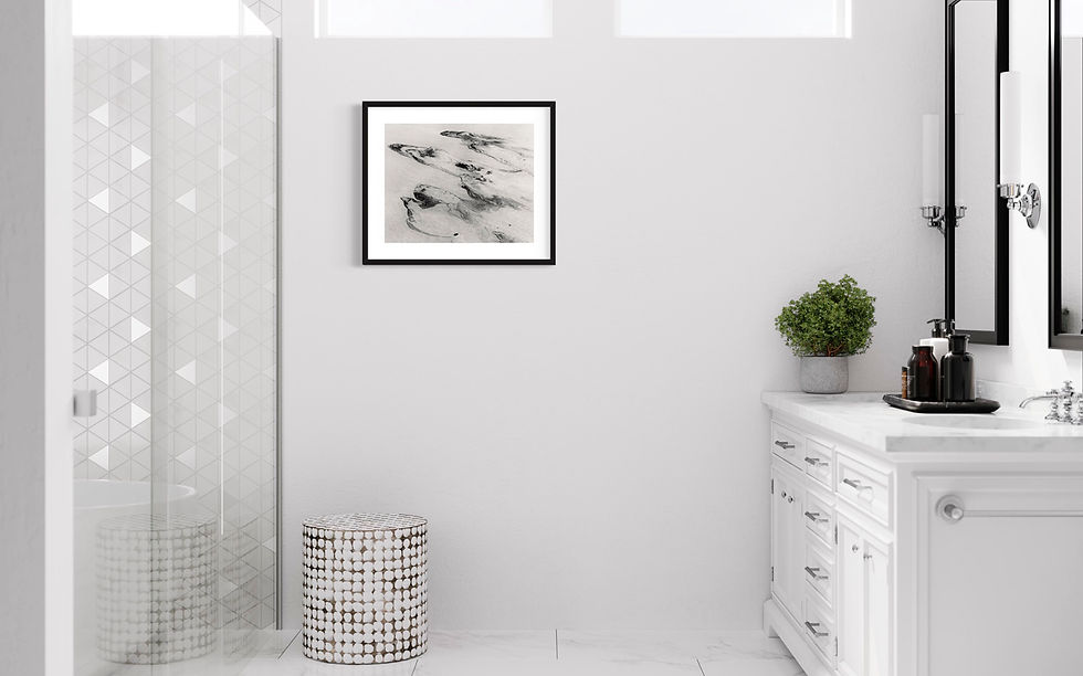 Miniature : Mise en scène de tableaux noir et blanc à la maison par ORA, artiste peintre. 