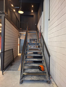 מדרגות פנים שחורות