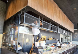 עיצוב בר עליון מברזל למסעדה