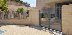 שער כניסה וגדר מברזל