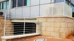 סגירה דקורטיבית למזגנים מברזל