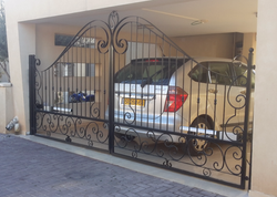 שער חנייה חשמלי מברזל