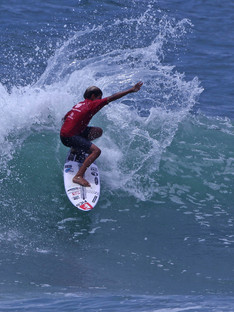 Kailani Renno Hang Loose Surf Attack Tombo Foto Munir El Hage.jpg