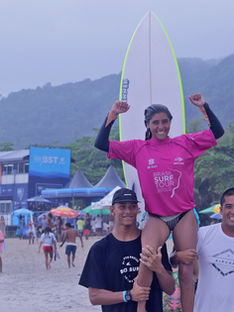 Julia Duarte BST Itamambuca Foto Munir El Hage.jpg