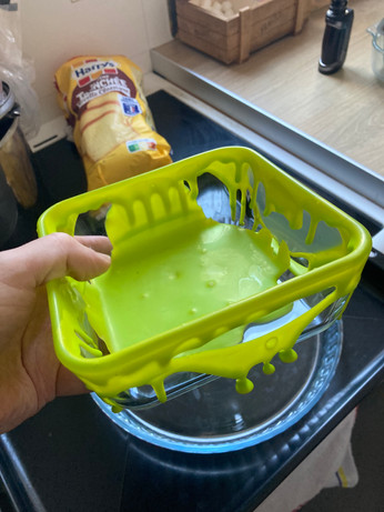 2022 / tupperware oublié sur la plaque de cuisson