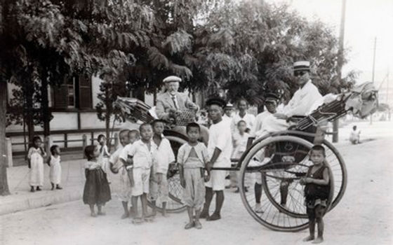 N.E. Hansen in a rickshaw in northern China in 1924.jpg