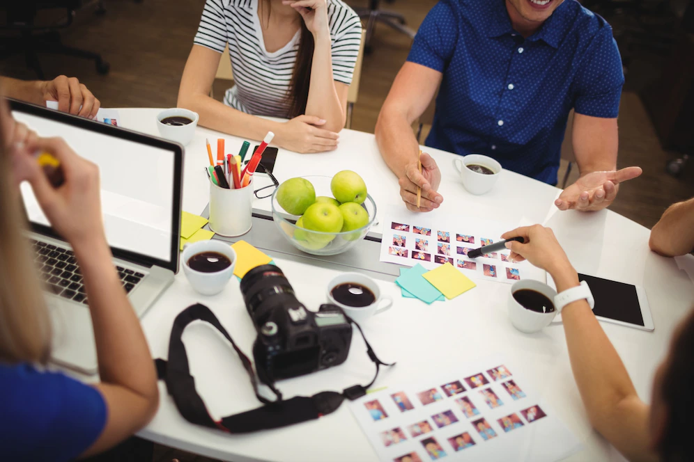 graphic-designers-having-discussion-office_1170-1759.webp