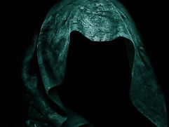 Le Voile Nocturne est porté par le Maître Sgurz lors de toutes ses apparitions. D'un bleu nuit, elle dégage une aura surnaturelle jusqu'alors jamais reproduite, signature absolue du Maître Sgurz.