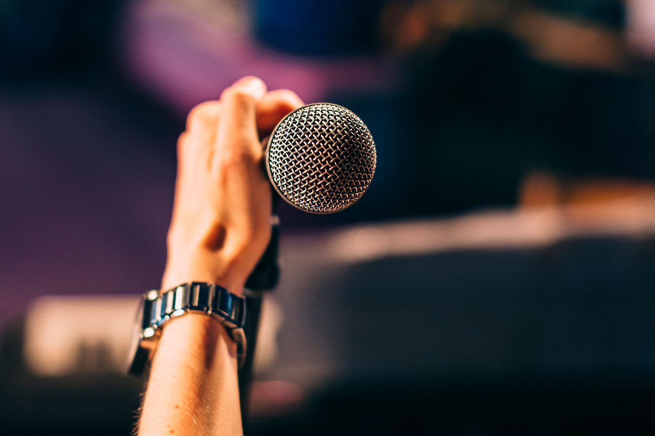 Tenant un microphone