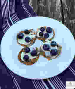 Mascarpone and fruit on crackers