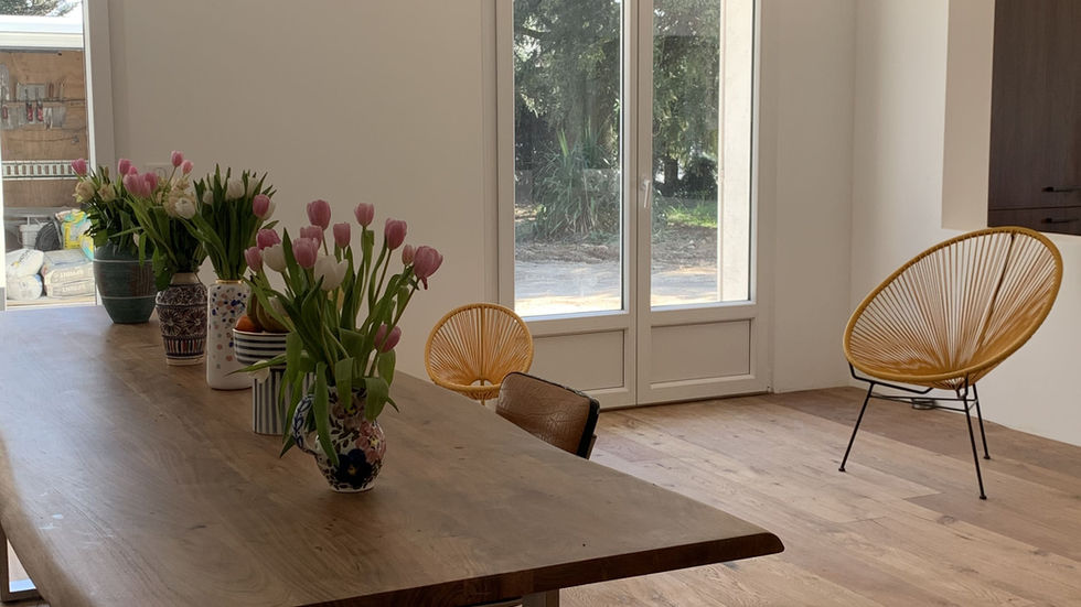 Grande table en bois salle a manger lumineuse après renovation